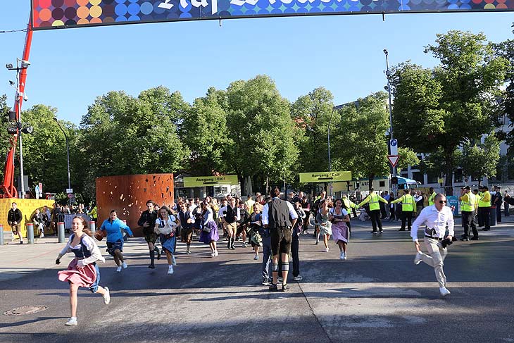 Run am Morgen auf die Zelte (©Foto: Martin Schmitz)